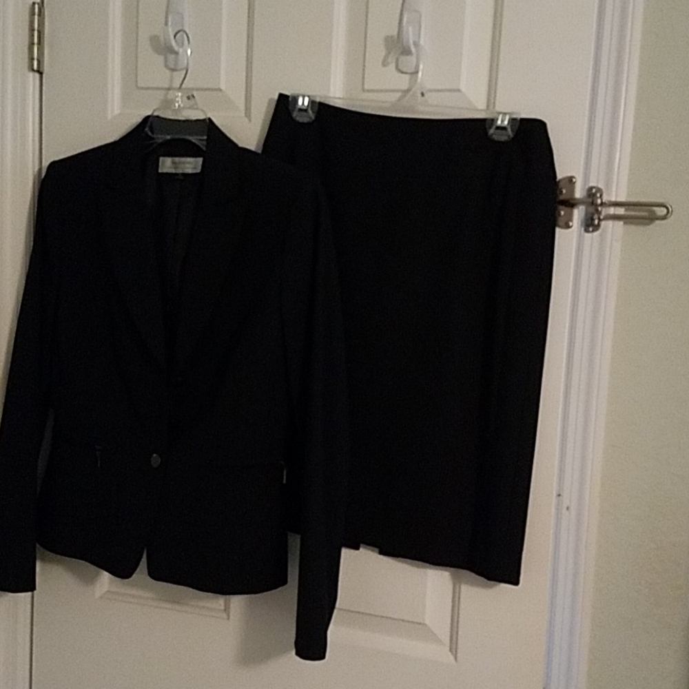 Tahari suit navy blue pin stripes, size 4